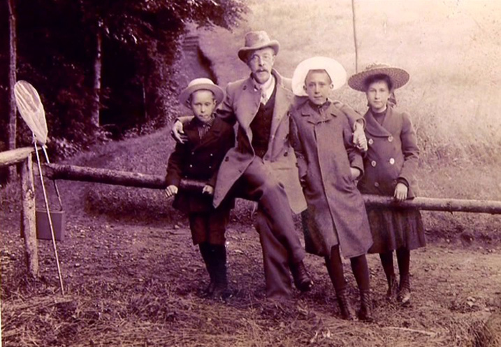 S. M. Prokudin-Gorsky with his children. Ca. 1900 г.